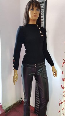 	 Bluza din tricot culoare neagra decorata cu nasturi cod B217