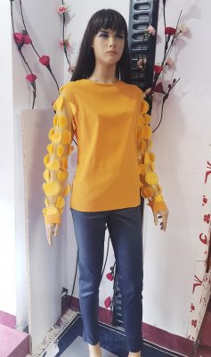 Bluza Otilia galbenă cu mânecă din voal cu petale cod B246