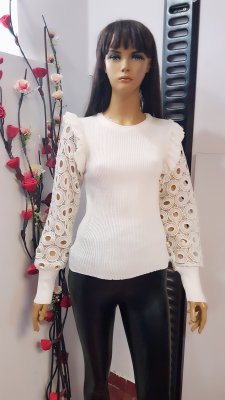 Bluza Raluca albă  din tricot cu mânecă cu model cod B252