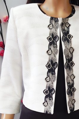 Costum Elena rochie neagra cu broderie si sacou alb din brocard cod C181