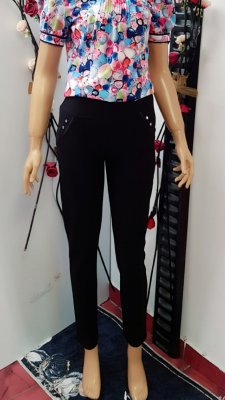 Pantaloni tip colant, negri ,elastici, cu buzunare laterale, cu butoane cod C151